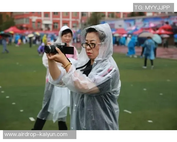 雨中奔跑的快乐与坚持在足球场上的精彩瞬间